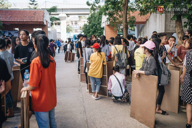 Rừng thí sinh lỉnh kỉnh đồ đạc, chen chúc nhau tại trường Kiến trúc: Nhìn thôi cũng thấy mệt và nóng rồi! - Ảnh 13.