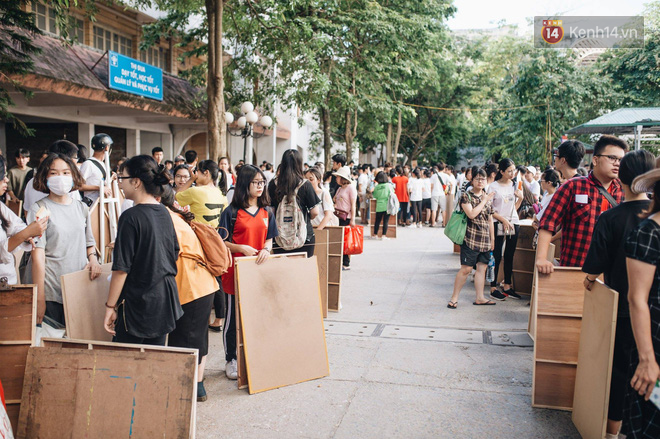 Rừng thí sinh lỉnh kỉnh đồ đạc, chen chúc nhau tại trường Kiến trúc: Nhìn thôi cũng thấy mệt và nóng rồi! - Ảnh 14.