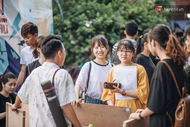 Rừng thí sinh lỉnh kỉnh đồ đạc, chen chúc nhau tại trường Kiến trúc: Nhìn thôi cũng thấy mệt và nóng rồi! - Ảnh 19.