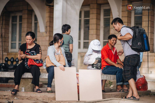 Rừng thí sinh lỉnh kỉnh đồ đạc, chen chúc nhau tại trường Kiến trúc: Nhìn thôi cũng thấy mệt và nóng rồi! - Ảnh 17.