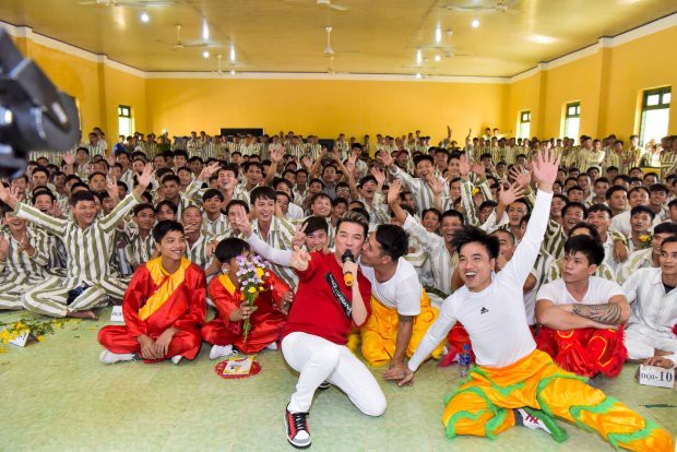 Kh&ocirc;ng cần &aacute;nh đ&egrave;n xa hoa lộng lẫy, sao Việt vẫn để lại ấn tượng đẹp với những s&acirc;n khấu đặc biệt n&agrave;y! - Ảnh 10.