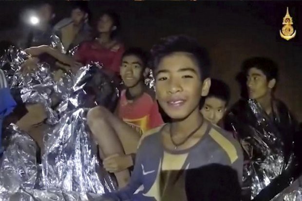 Nhà vua Thái Lan ra lệnh khẩn trương giải cứu đội bóng bị mắc kẹt trong hang - Ảnh 2.