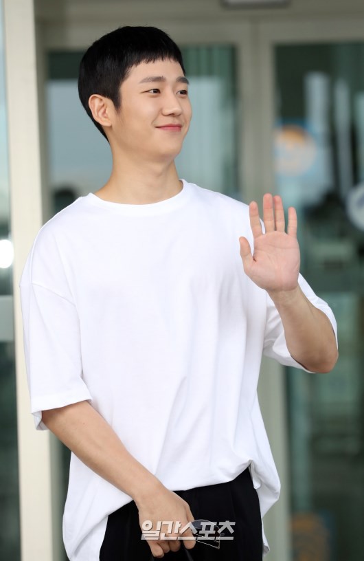 Jung Hae In và Hoàng tử lai Samuel đổ bộ sân bay Hàn sang Việt Nam - Ảnh 9.