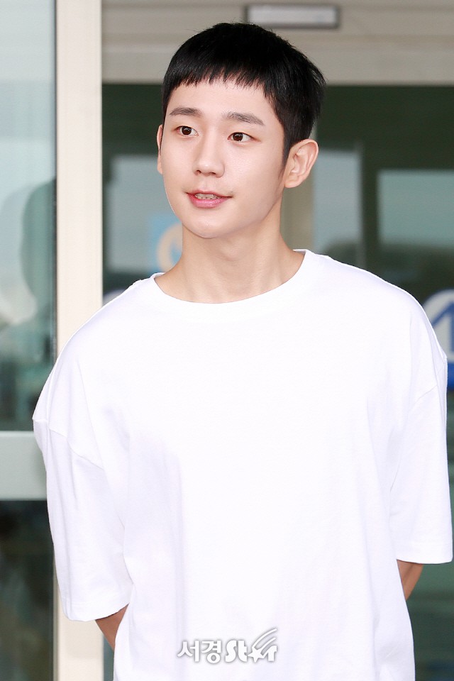 Jung Hae In và Hoàng tử lai Samuel đổ bộ sân bay Hàn sang Việt Nam - Ảnh 11.