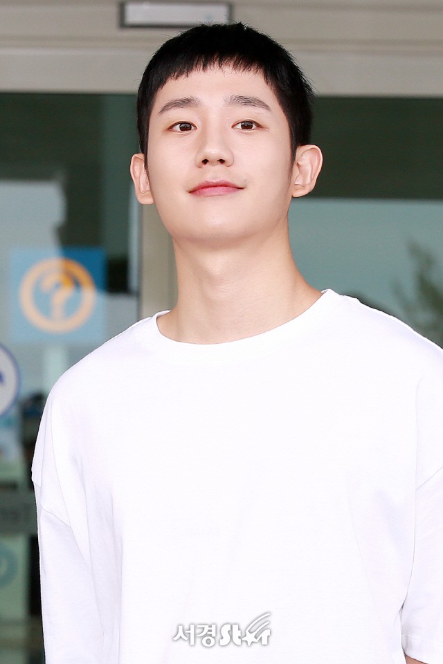 Jung Hae In và Hoàng tử lai Samuel đổ bộ sân bay Hàn sang Việt Nam - Ảnh 10.