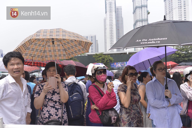 Hà Nội hạ điểm chuẩn: chuyện cha mẹ mướt mồ hôi, đội nắng 40 độ để rút - nộp hồ sơ lớp 10 cho con - Ảnh 2.