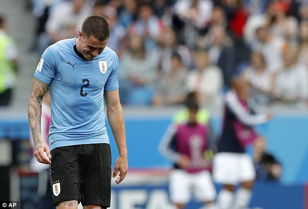 Cầu thủ Uruguay khóc rưng rức vì thất vọng, dù chưa hết trận - Ảnh 4.