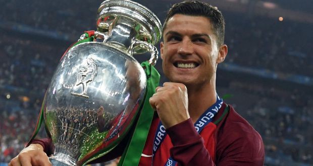 Cristiano Ronaldo: Vừa out World Cup nhận ngay kèo ngon từ Facebook, mời diễn show cát-xê hơn 200 tỷ đồng - Ảnh 1.