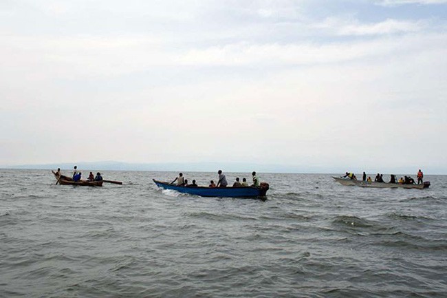 Lật tàu ngoài khơi Thái Lan, khoảng 20 người mất tích - Ảnh 1.