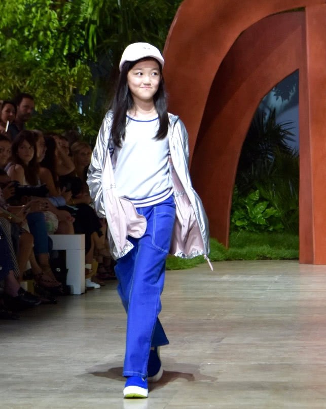 Con gái Vương Phi - Lý Á Bằng ngày càng cao, tự tin sải bước trên sàn catwalk - Ảnh 1.