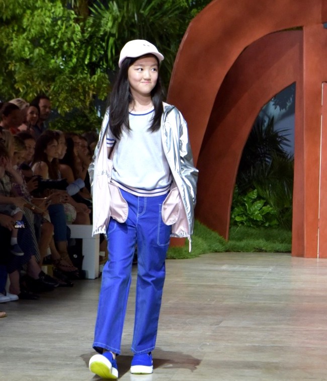Con gái Vương Phi - Lý Á Bằng ngày càng cao, tự tin sải bước trên sàn catwalk - Ảnh 2.