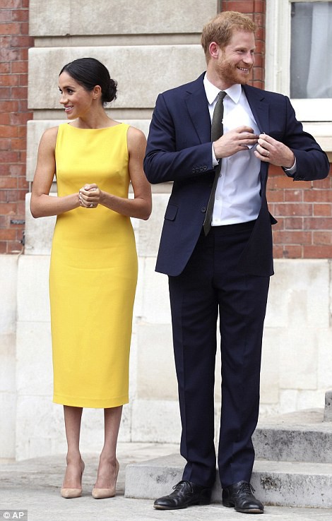 Không đi cùng Nữ hoàng, Meghan Markle chiếm trọn spotlight với váy vàng nổi bật bắt kịp trend hè năm nay - Ảnh 8.