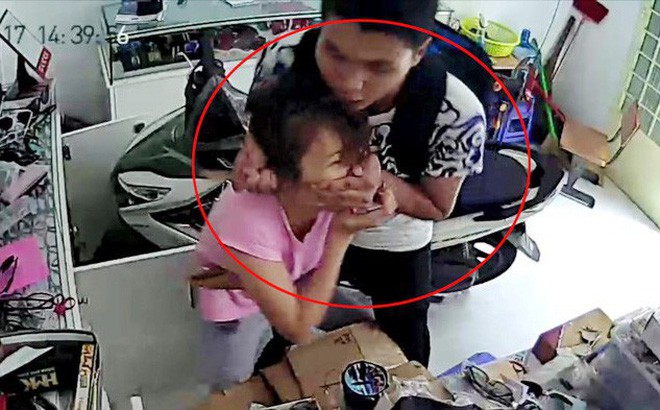 Từ chợ về nhà, người phụ nữ bị khống chế cướp tiền vàng - Ảnh 1.