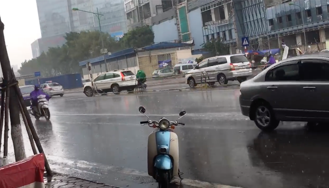 Tin mát rượi: Hà Nội đã có mưa sau bao ngày nắng gắt - Ảnh 3.