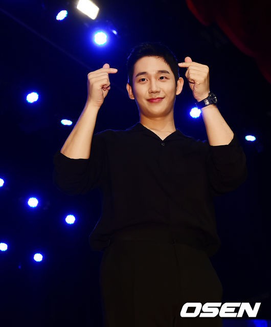 Báo Hàn tung ảnh fanmeeting Jung Hae In tại Việt Nam: Tài tử điển trai khó cưỡng, quẩy nhiệt cùng fan Việt - Ảnh 3.