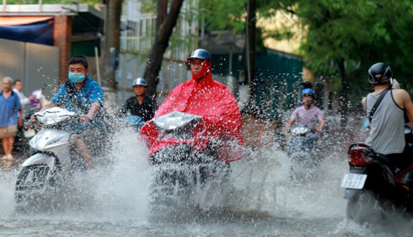 Hết nóng, mưa to và rất to khắp nơi giải nhiệt cho miền Bắc sau đợt nắng nóng nghẹt thở - Ảnh 1.