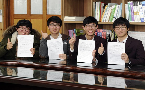 Chuyện thi đại học kinh khủng ở các nước châu Á: Nữ sinh phải uống thuốc hoãn ngày đèn đỏ để ôn thi - Ảnh 1. Chuyện thi đại học kinh khủng ở các nước châu Á: Nữ sinh phải uống thuốc hoãn ngày đèn đỏ để ôn thi - Ảnh 1.