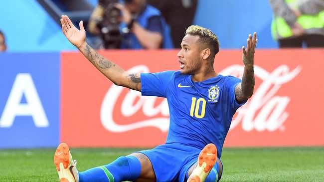 C&aacute;ch xem b&oacute;ng đ&aacute; si&ecirc;u dị của CĐV Bỉ: Uống cạn bia mỗi lần Neymar ng&atilde; - Ảnh 1.