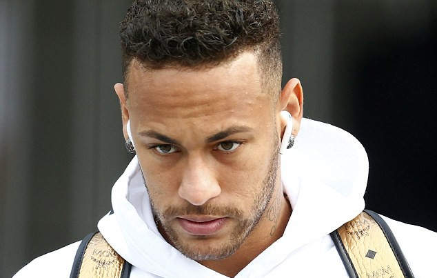 Neymar cúi mặt, lảng tránh truyền thông ngày về nước - Ảnh 2.