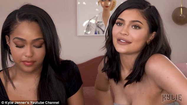 Kylie Jenner than phiền vì vòng 1 to gấp ba lần sau khi sinh con - Ảnh 1.