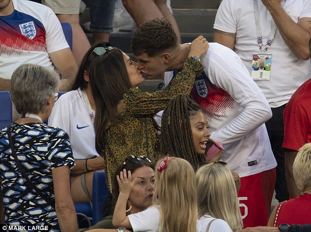 Cầu thủ Anh được bạn gái “thưởng nóng” khi đoạt vé vào bán kết - Ảnh 4.