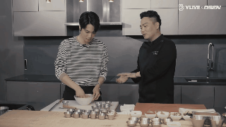 Kai (EXO) trổ tài làm bánh mỳ Việt Nam trong show thực tế mới - Ảnh 3.