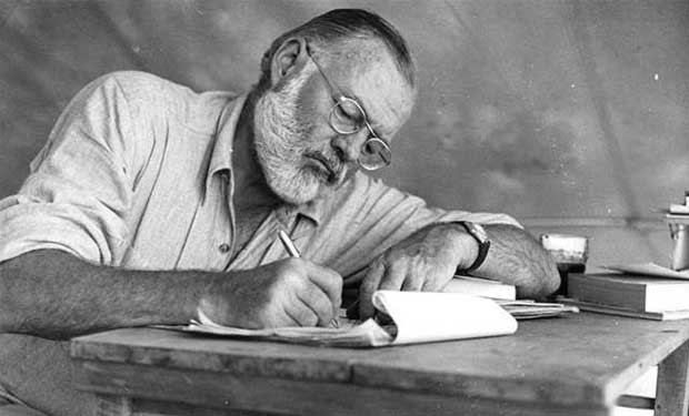 Những bí ẩn về cái chết của nhà văn Hemingway - tác giả nguyên lý “Tảng băng trôi” nổi tiếng - Ảnh 2.