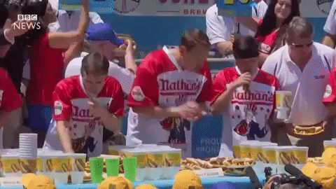 Ngốn v&agrave;i chục chiếc hot dogs c&ugrave;ng một l&uacute;c, đ&acirc;y l&agrave; hệ lụy cực đ&aacute;ng sợ m&agrave; &ldquo;th&aacute;nh&rdquo; thi ăn phải đối mặt - Ảnh 2.