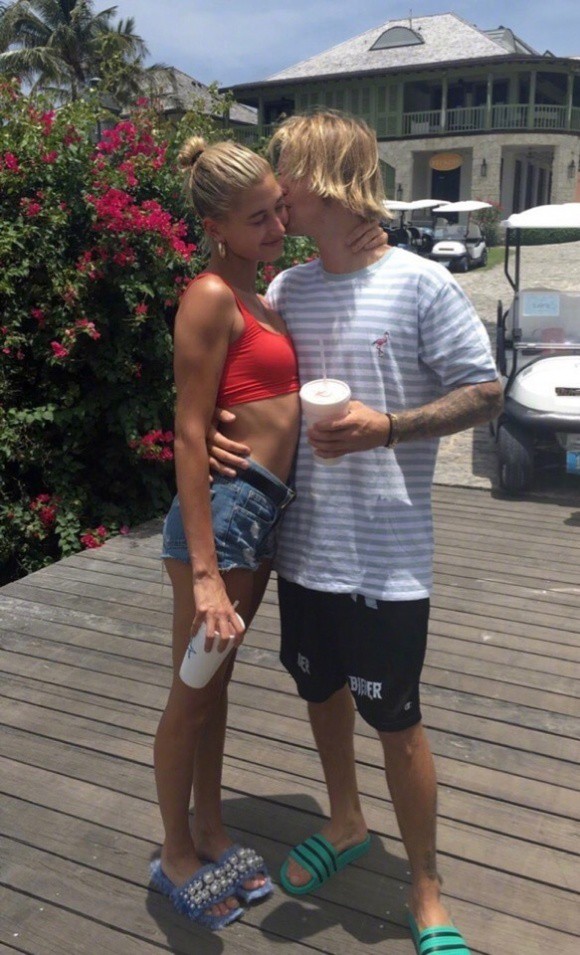 Justin Bieber tựa đầu vào ngực Hailey tình cảm và thừa nhận cô là lý do khiến anh tân trang lại nhan sắc - Ảnh 4.