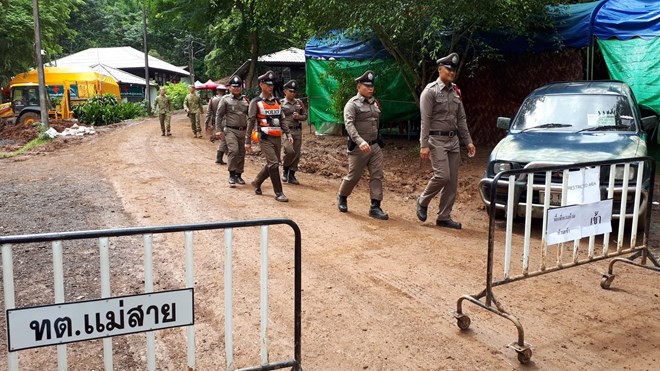 Hàng trăm phóng viên quốc tế chờ điều thần kỳ từ hang Tham Luang - Ảnh 12.