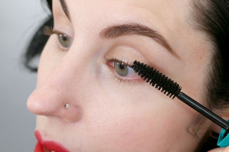 Chỉ cần dùng thêm 1 sản phẩm này, bạn sẽ không lo mascara bị nhòe ngay cả khi mồ hôi nhễ nhại - Ảnh 5.