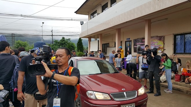 Hàng trăm phóng viên quốc tế chờ điều thần kỳ từ hang Tham Luang - Ảnh 5.