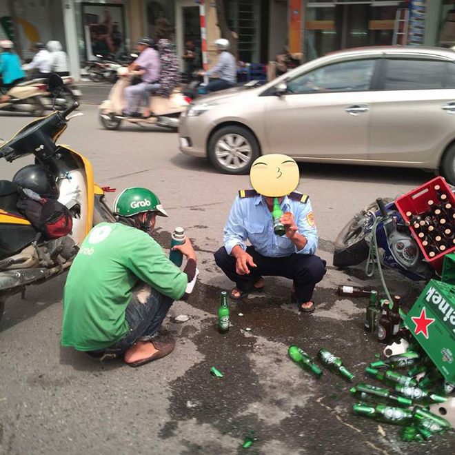 Góc tiếc của: Hai người đàn ông nhiệt tình đỡ giúp xe chở bia gặp nạn, còn uống giúp luôn mấy chai vỡ cho đỡ lãng phí - Ảnh 2.