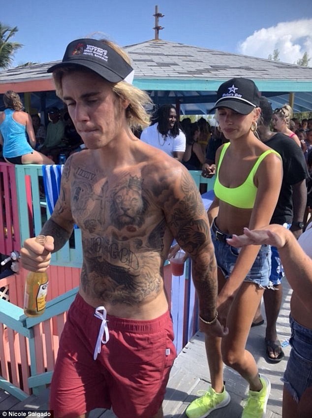 Hailey Baldwin và Justin Bieber khoe nhẫn đính hôn kim cương - Ảnh 3.