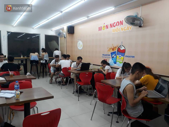 Cửa hàng tiện lợi không còn chỗ trống trong những ngày nắng nóng oi bức ở Hà Nội - Ảnh 2.