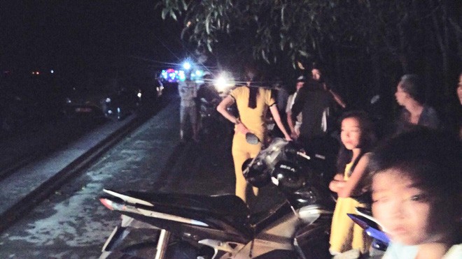 Trời bất ngờ đổ mưa lớn, 2 học sinh đang đứng tr&ecirc;n bờ ng&atilde; xuống k&ecirc;nh chết đuối - Ảnh 2.