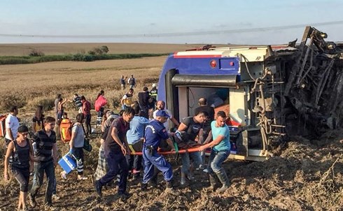 Tàu hỏa trật bánh ở Thổ Nhĩ Kỳ, hơn 80 người thương vong - Ảnh 1.