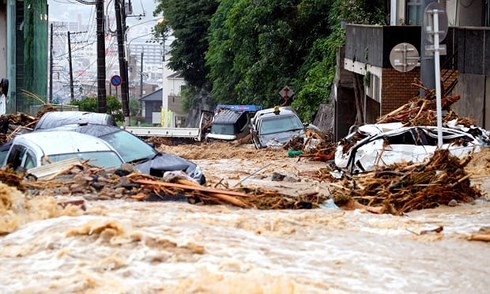 Số người chết vì mưa lũ nghiêm trọng tại Nhật Bản không ngừng tăng - Ảnh 1.
