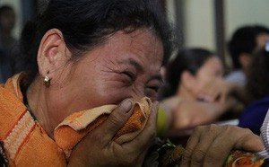 Người nhà nạn nhân gào khóc chửi bới, kẻ sát nhân giết 5 người ở Sài Gòn vẫn cười vui vẻ trước toà - Ảnh 2.