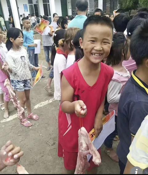 Vừa cảm động vừa thực tế: Học sinh giỏi ở Trung Quốc được nh&agrave; trường thưởng 600g thịt lợn - Ảnh 2.