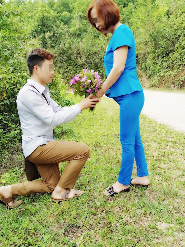 Cô dâu 61 tuổi ở Cao Bằng kể về bức ảnh chú rể quỳ gối bên bó hoa mua tím - Ảnh 2.