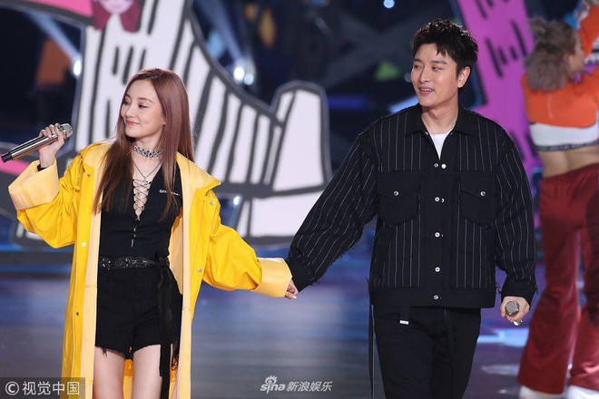 Hậu scandal L&yacute; Tiểu Lộ ngoại t&igrave;nh, Giả N&atilde;i Lượng buồn b&atilde; đi giải khu&acirc;y một m&igrave;nh - Ảnh 1.