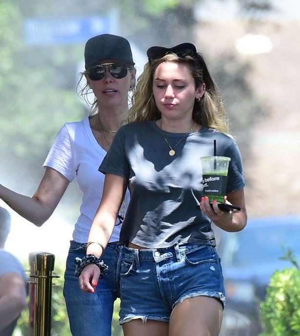 Miley Cyrus xuất hiện buồn rầu, tháo nhẫn đính hôn giữa tin đồn chia tay Liam Hemsworth - Ảnh 2.