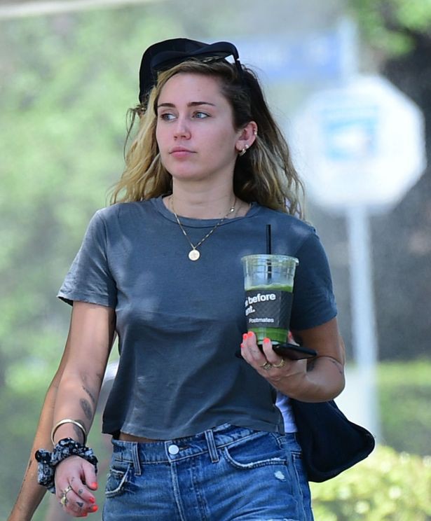 Miley Cyrus xuất hiện buồn rầu, tháo nhẫn đính hôn giữa tin đồn chia tay Liam Hemsworth - Ảnh 3.