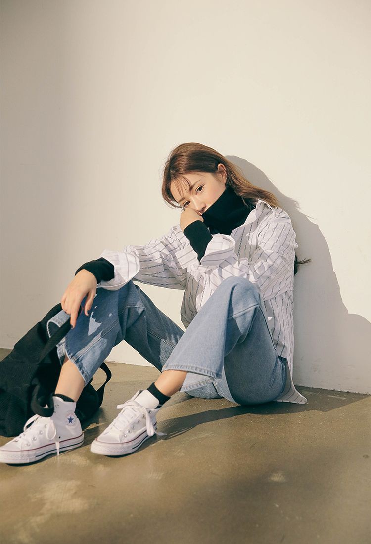 Đi học diện giày trắng là đẹp nhất và đây là 5 đôi sneaker vải màu trắng cool nhất dành cho bạn - Ảnh 2. Đi học diện giày trắng là đẹp nhất và đây là 5 đôi sneaker vải màu trắng cool nhất dành cho bạn - Ảnh 2.