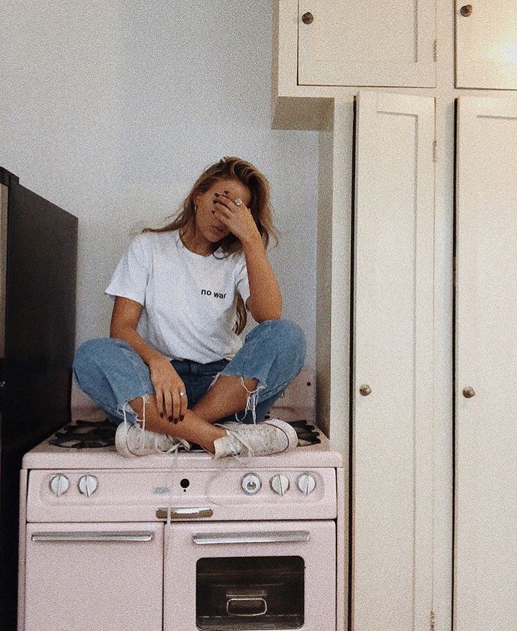 Đi học diện giày trắng là đẹp nhất và đây là 5 đôi sneaker vải màu trắng cool nhất dành cho bạn - Ảnh 1. Đi học diện giày trắng là đẹp nhất và đây là 5 đôi sneaker vải màu trắng cool nhất dành cho bạn - Ảnh 1.