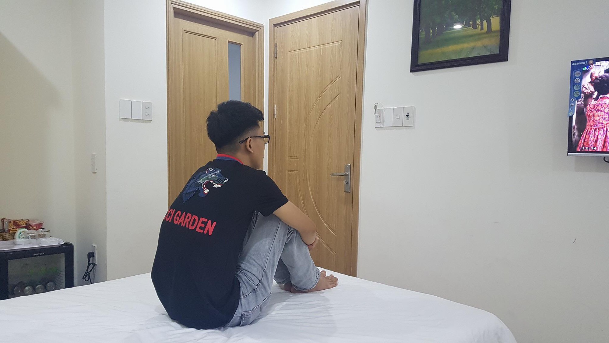 Thanh niên khoe bộ ảnh tạo dáng lạ khi đi du lịch một mình, dân mạng cứ băn khoăn không biết ai là người bấm máy - Ảnh 8. Thanh niên khoe bộ ảnh tạo dáng lạ khi đi du lịch một mình, dân mạng cứ băn khoăn không biết ai là người bấm máy - Ảnh 8.