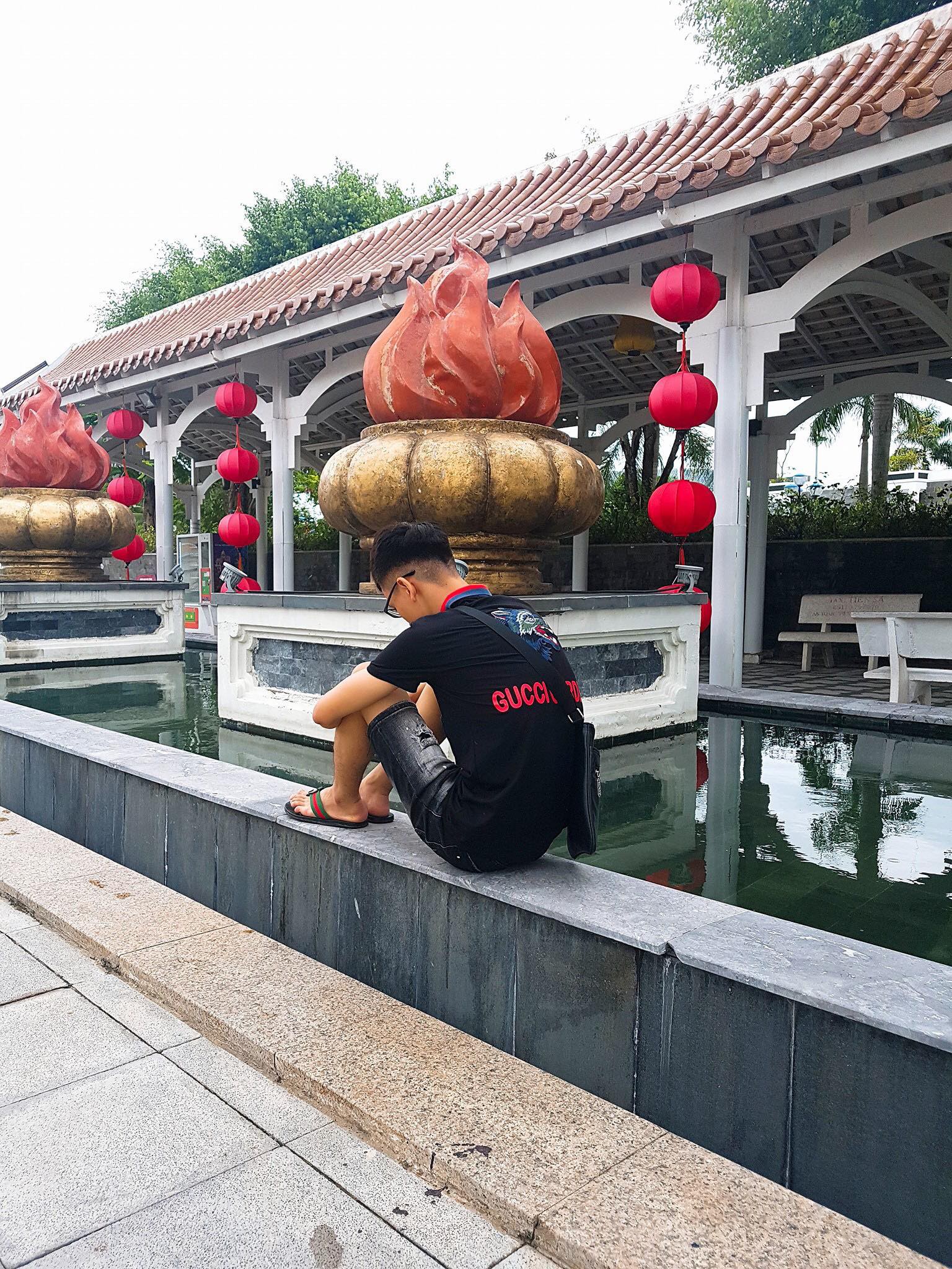 Thanh niên khoe bộ ảnh tạo dáng lạ khi đi du lịch một mình, dân mạng cứ băn khoăn không biết ai là người bấm máy - Ảnh 4. Thanh niên khoe bộ ảnh tạo dáng lạ khi đi du lịch một mình, dân mạng cứ băn khoăn không biết ai là người bấm máy - Ảnh 4.