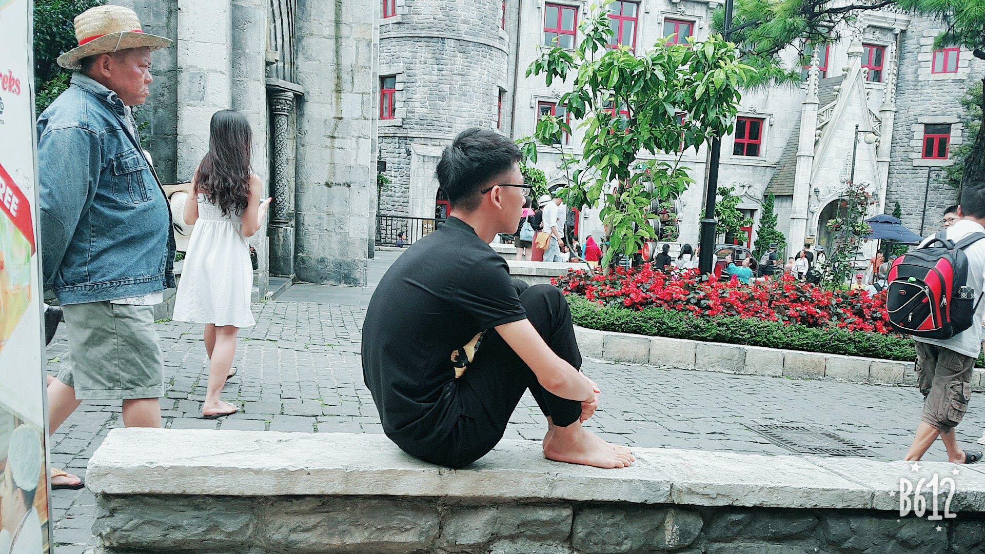 Thanh niên khoe bộ ảnh tạo dáng lạ khi đi du lịch một mình, dân mạng cứ băn khoăn không biết ai là người bấm máy - Ảnh 11. Thanh niên khoe bộ ảnh tạo dáng lạ khi đi du lịch một mình, dân mạng cứ băn khoăn không biết ai là người bấm máy - Ảnh 11.
