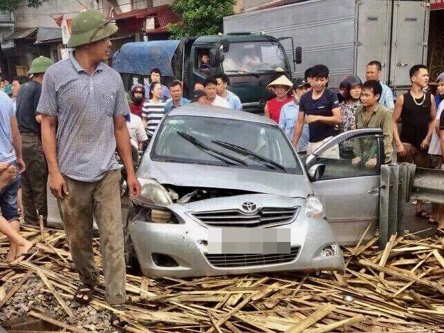 Nam Định: Ô tô bị hất văng sau khi tông vào tàu hỏa, 1 người tử vong, 3 người nhập viện cấp cứu - Ảnh 2.
